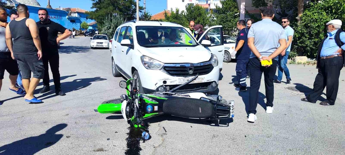 Sivas\'ta motosiklet ile otomobil çarpıştı: 2 yaralı