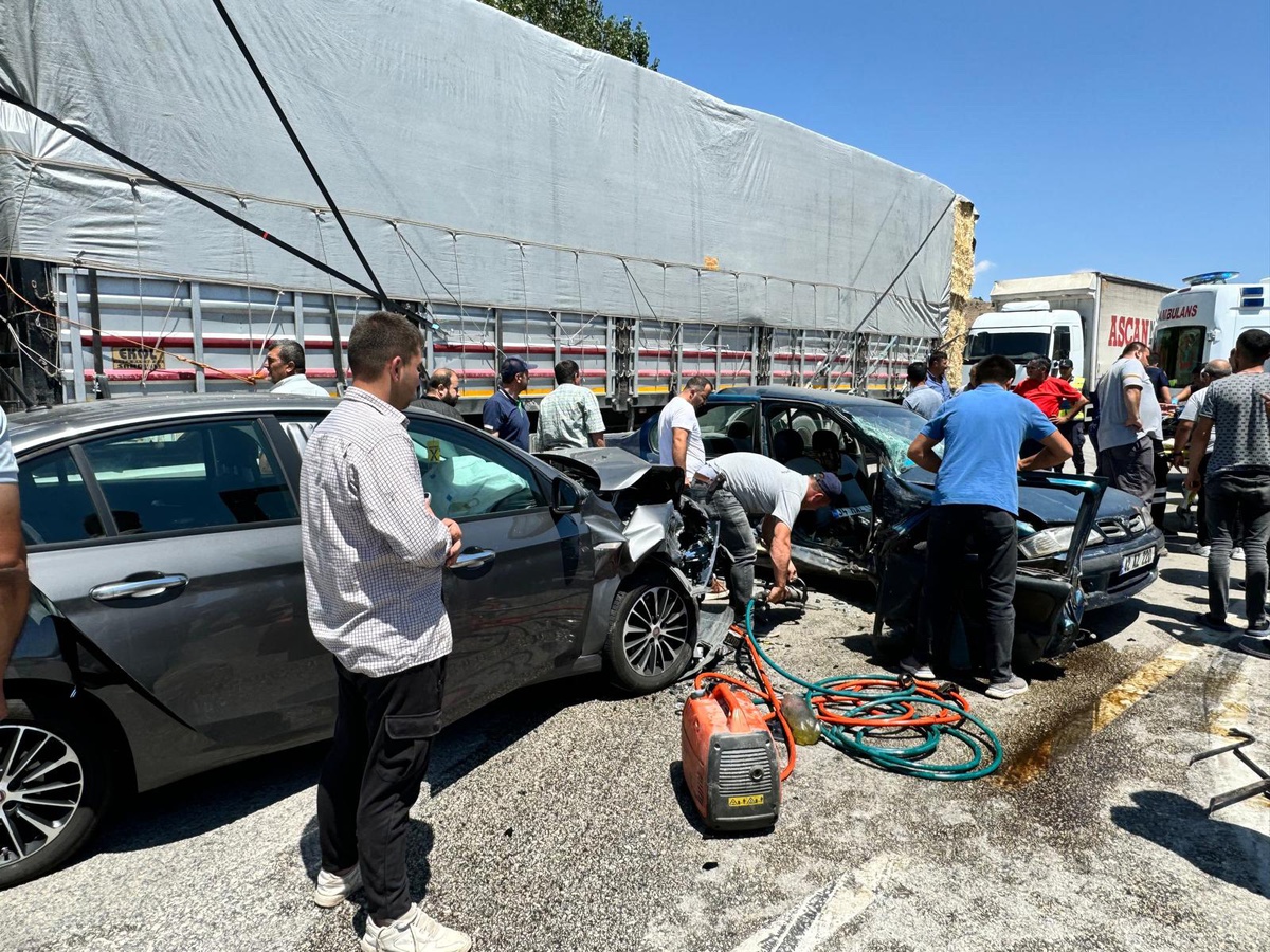 Burdur\'da Kavşakta Meydana Gelen Kazada 1 Kişi Hayatını Kaybetti, 9 Kişi Yaralandı