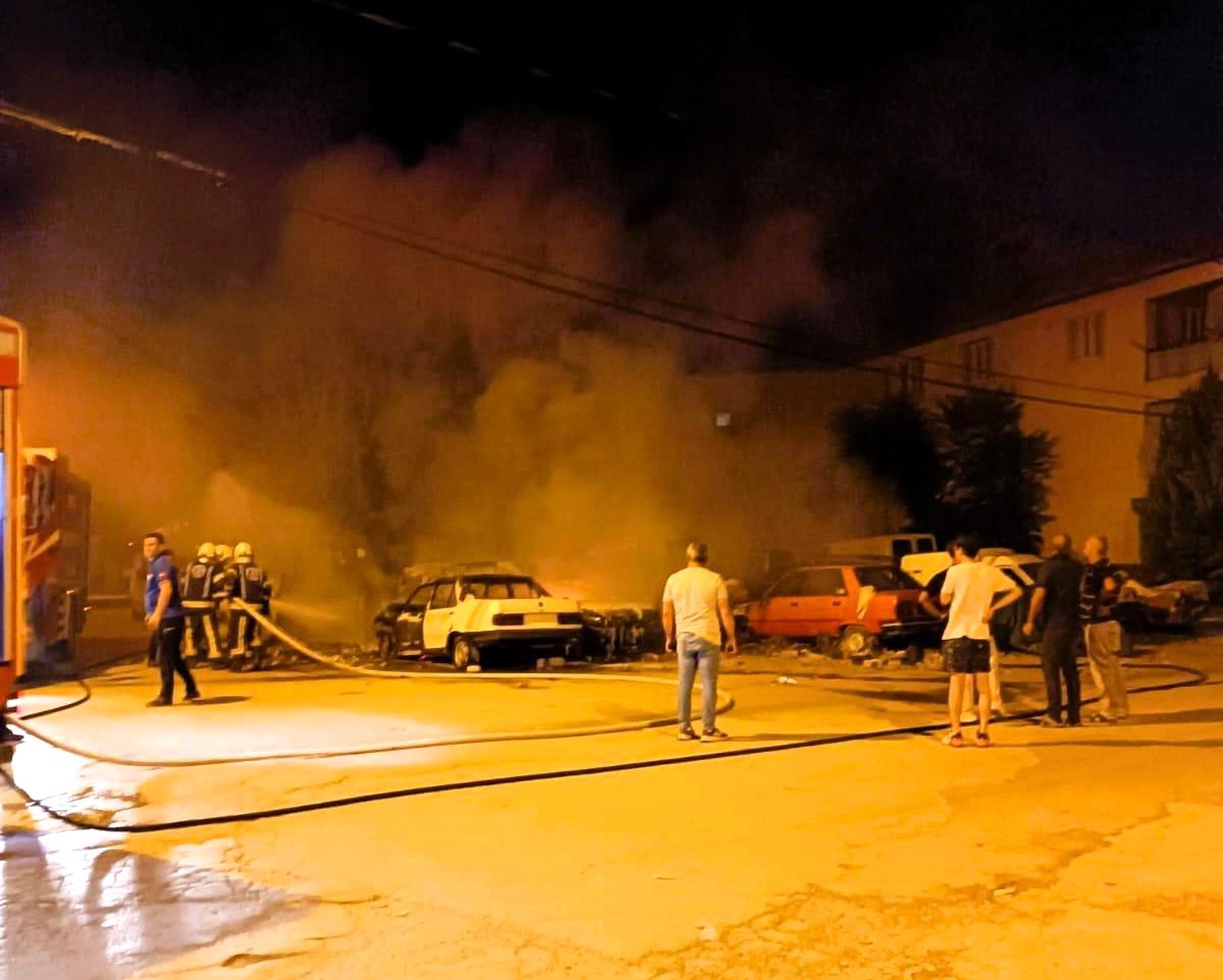 Denizli\'de çöp kovası yangınında 5 araç küle döndü