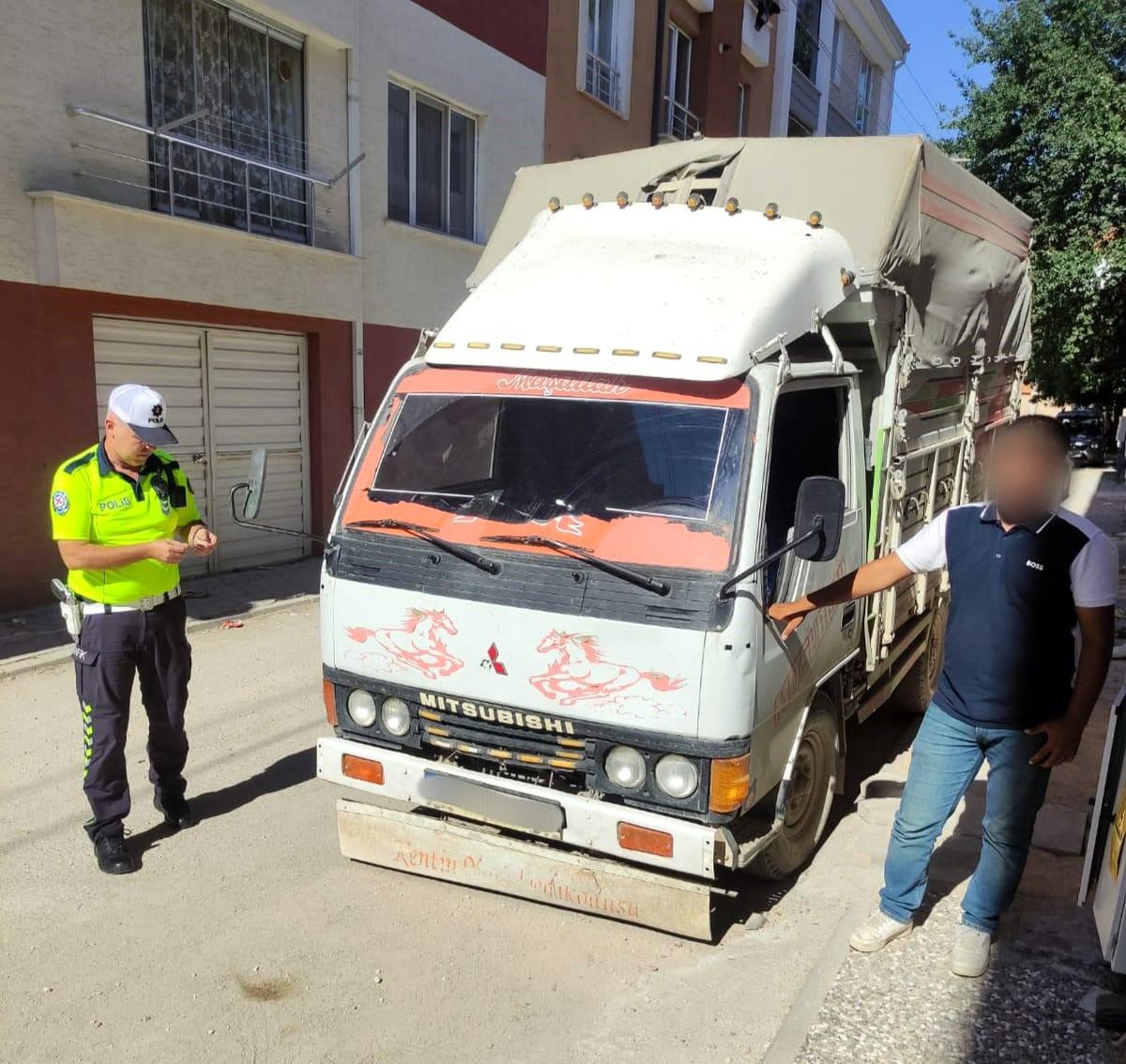 Eskişehir\'de Tehlikeli Manevralar Yapan Kamyonet Trafikten Men Edildi