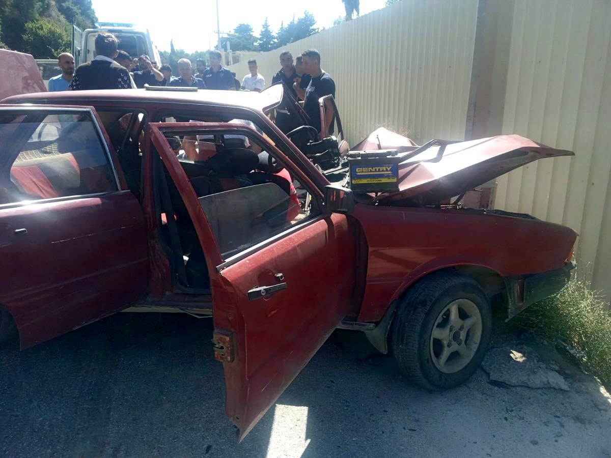 Hatay\'da elektrik direğine çarparak hurdaya dönen otomobildeki 7 kişi yaralandı
