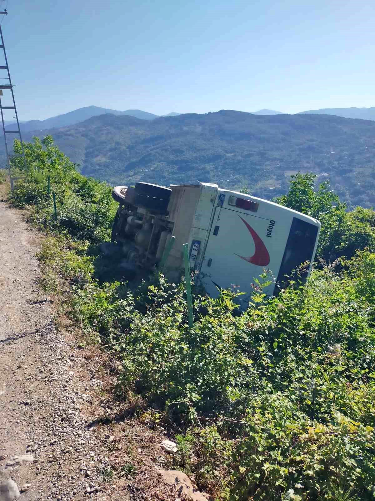 Sinop Türkeli\'de Yol Yapım Şirketine Ait Servis Otobüsü Devrildi
