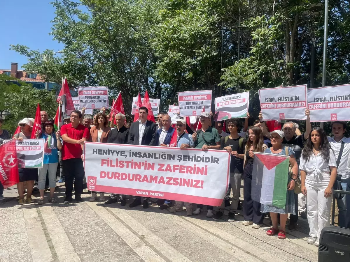 Vatan Partisi Üyeleri İsrail Büyükelçiliği Önünde İsmail Haniye\'yi Protesto Etti