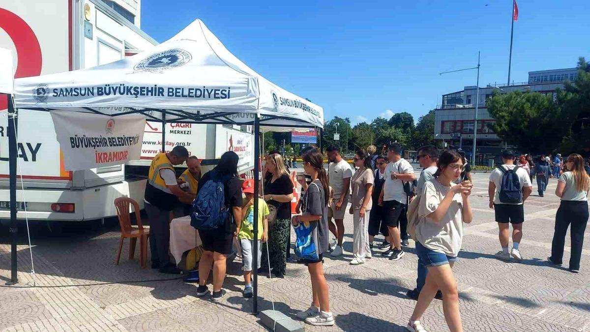 Samsun\'da Vatandaşlara Ücretsiz Limonata ve Su İkramı