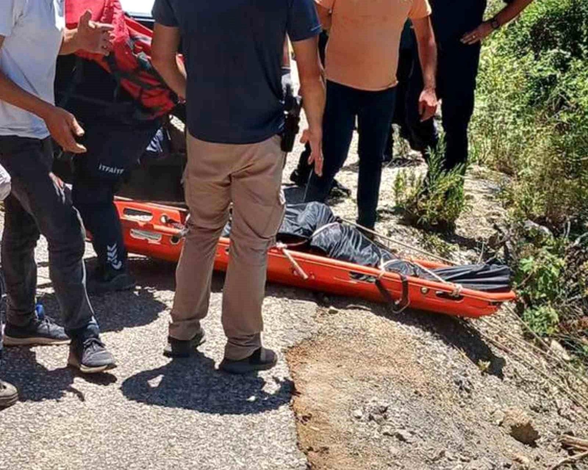 Antalya\'da Kamyonet Uçuruma Yuvarlandı: 1 Ölü