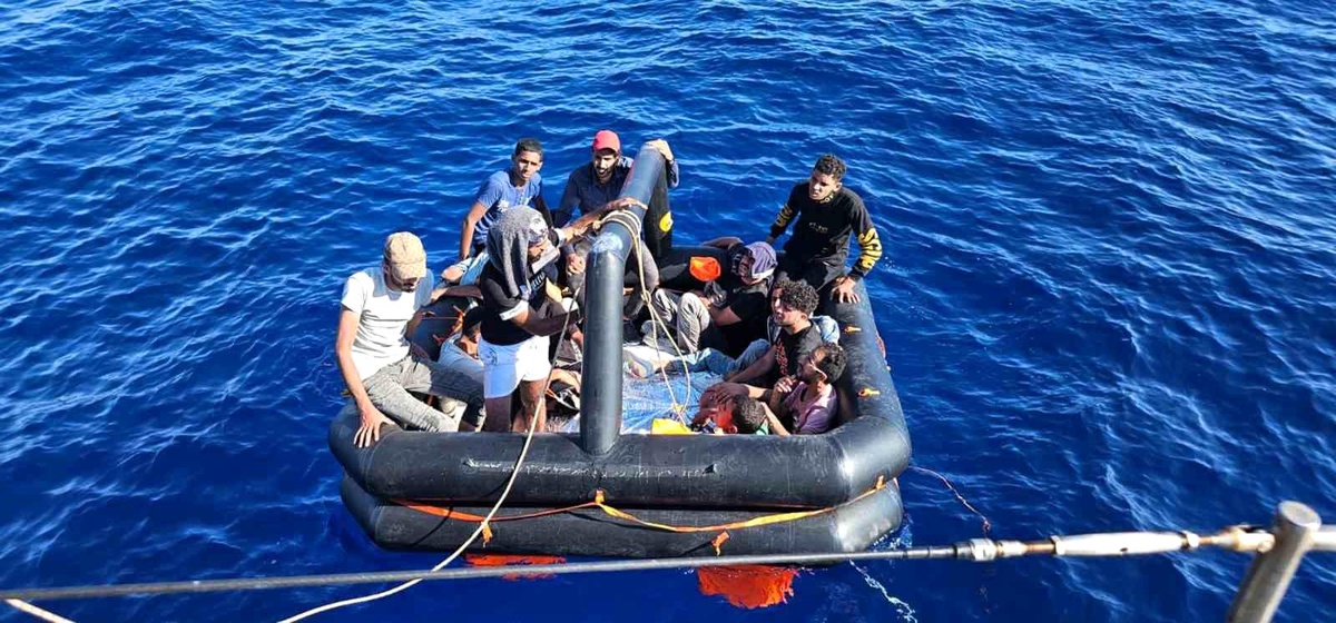 Yunanistan Sahil Güvenlik Unsurları Tarafından Türk Karasularına İtildi, 30 Düzensiz Göçmen Kurtarıldı