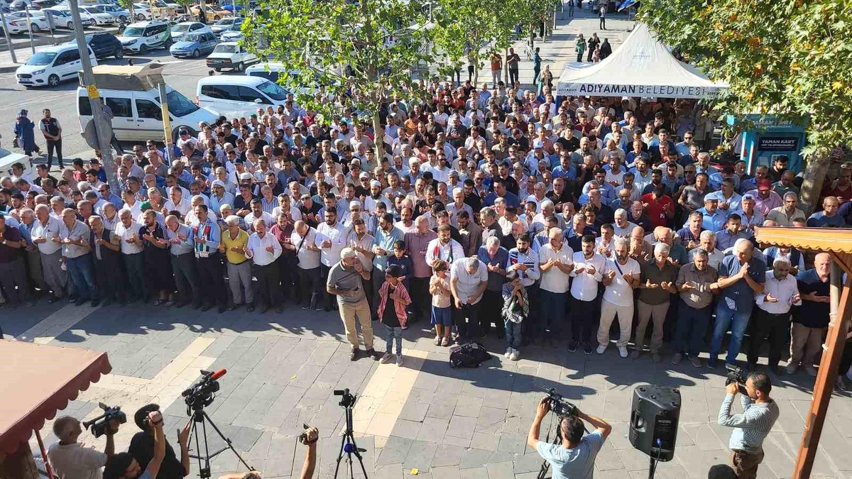 Hamas lideri İsmail Haniye\'nin şehit edilmesi nedeniyle Adıyaman\'da gıyabi cenaze namazı kılındı, İsrail protesto edildi