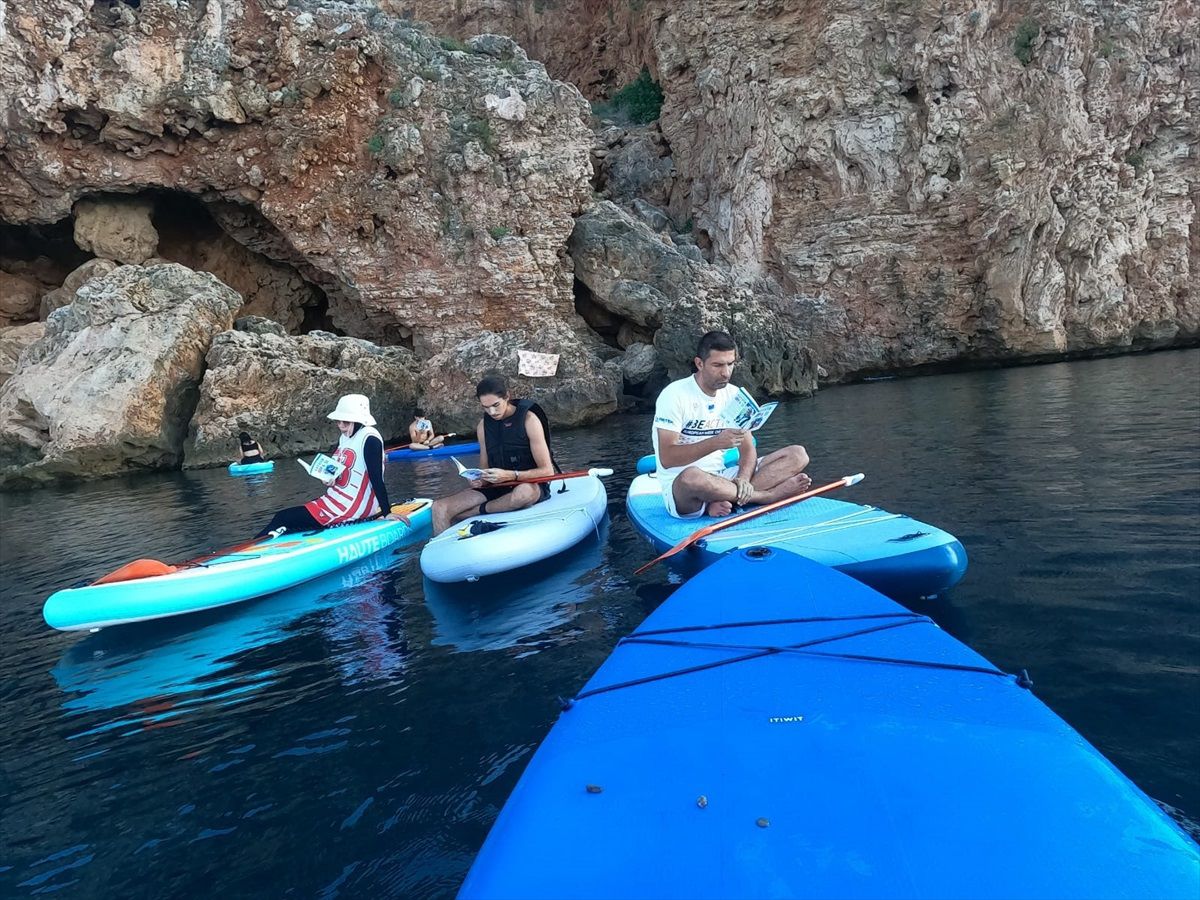 Antalya\'da Gençlik Merkezi Gönüllüleri Kürek Sörfüyle Kitap Okudu