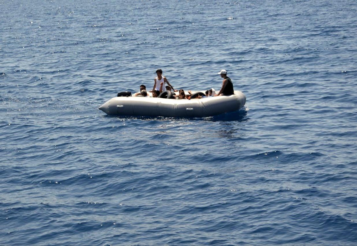 Çanakkale\'de Sahil Güvenlik ekipleri 15 kaçak göçmeni yakaladı