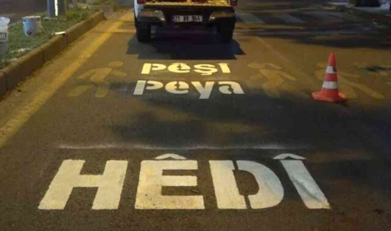 Belediye ve Valilik arasında 'Kürtçe' krizi! Silinen uyarıları tekrar yazdılar Belediye ve Valilik arasında 'Kürtçe' krizi! Silinen uyarıları tekrar yazdılar