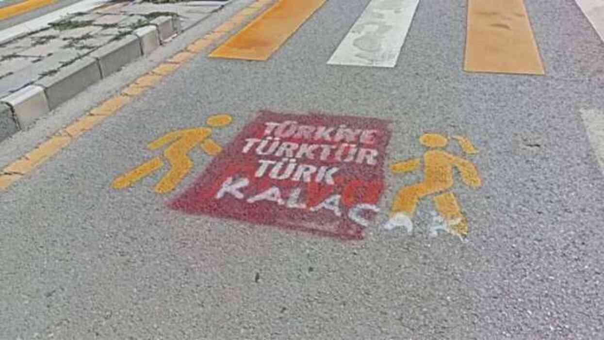 Belediye ve Valilik arasında 'Kürtçe' krizi! Silinen uyarıları tekrar yazdılar Belediye ve Valilik arasında 'Kürtçe' krizi! Silinen uyarıları tekrar yazdılar