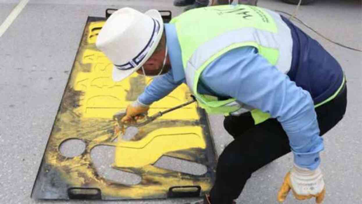 Belediye ve Valilik arasında 'Kürtçe' krizi! Silinen uyarıları tekrar yazdılar Belediye ve Valilik arasında 'Kürtçe' krizi! Silinen uyarıları tekrar yazdılar