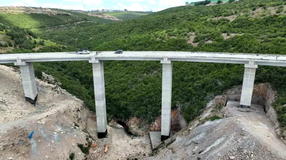 Dilovası Hastane Yolu Viyadük Projesi\'nde Kiriş Montajı Tamamlandı