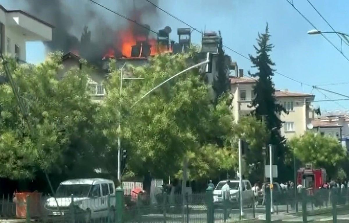 Gaziantep\'te bir binanın çatısında çıkan yangın söndürüldü