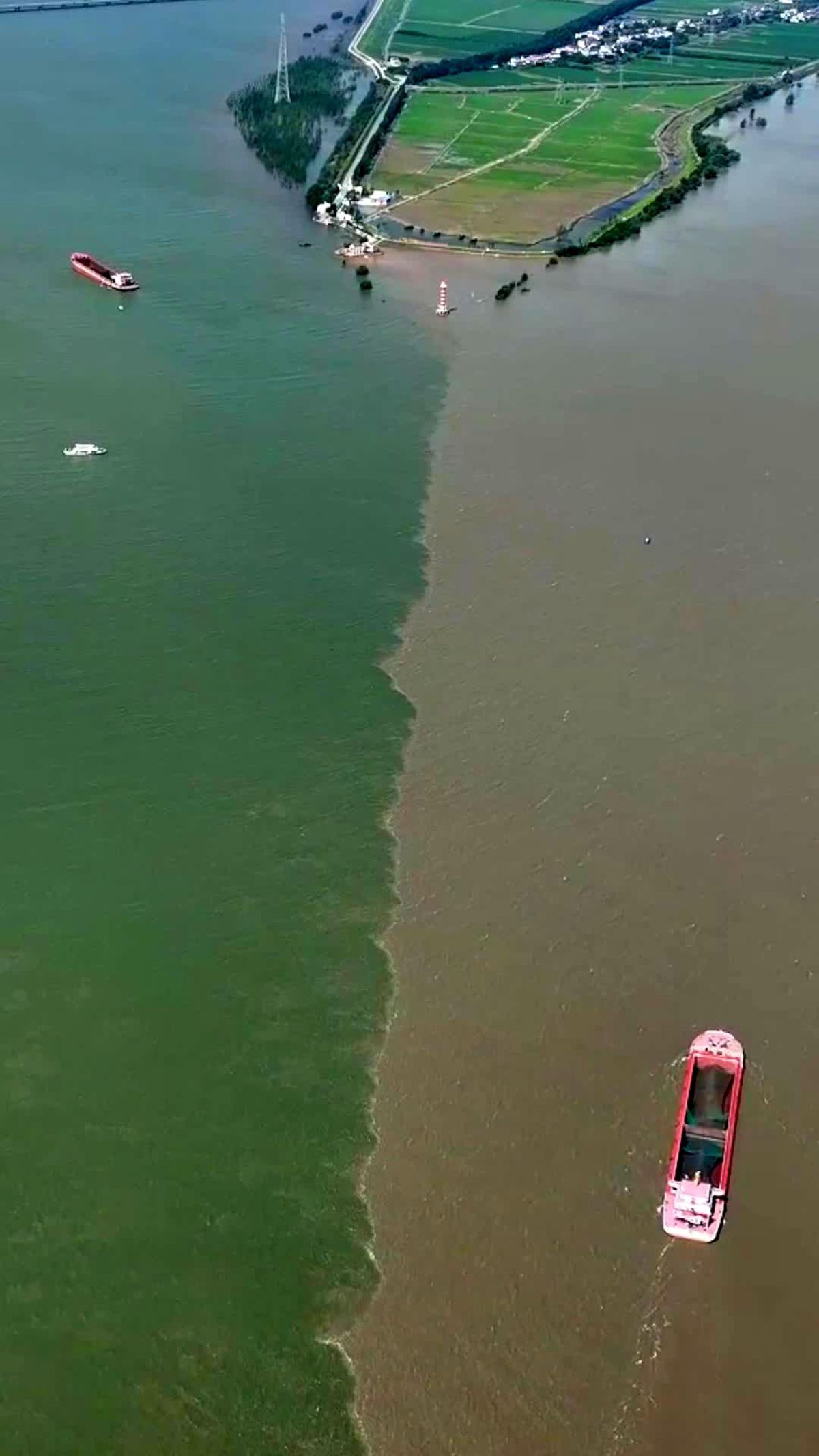 Çin\'deki Poyang Gölü ve Yangtze Nehri\'nin birleştiği noktada farklı renklerin oluşturduğu büyüleyici manzara