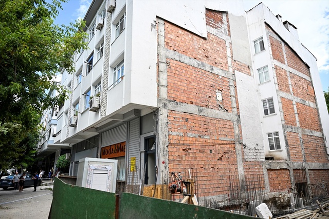 5 katlı bina durup dururken çatlamaya başladı, apartmandakiler çıplak ayakla kendilerini sokağa attılar 5 katlı bina durup dururken çatlamaya başladı, apartmandakiler çıplak ayakla kendilerini sokağa attılar