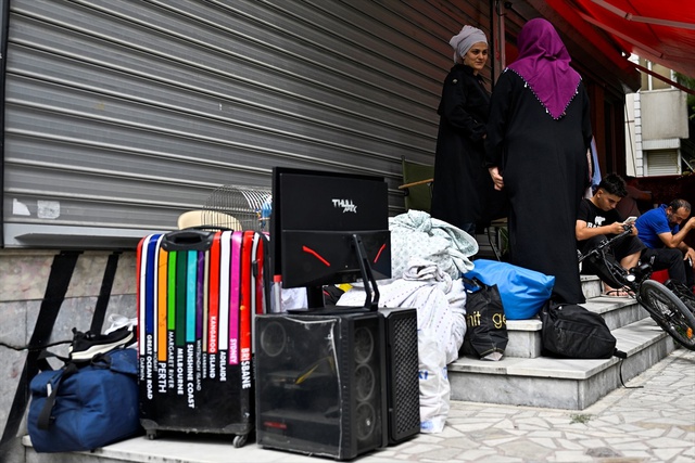 5 katlı bina durup dururken çatlamaya başladı, apartmandakiler çıplak ayakla kendilerini sokağa attılar 5 katlı bina durup dururken çatlamaya başladı, apartmandakiler çıplak ayakla kendilerini sokağa attılar