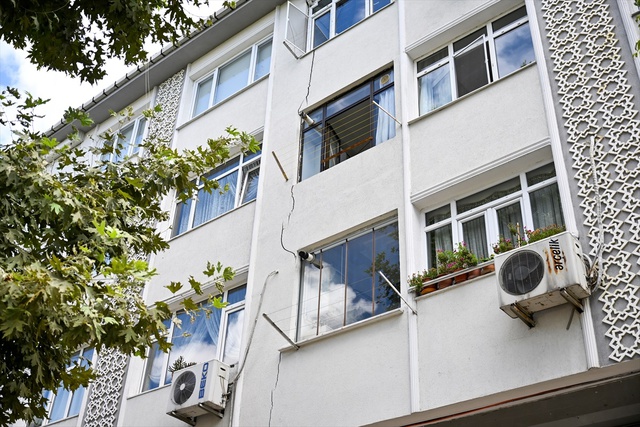 5 katlı bina durup dururken çatlamaya başladı, apartmandakiler çıplak ayakla kendilerini sokağa attılar 5 katlı bina durup dururken çatlamaya başladı, apartmandakiler çıplak ayakla kendilerini sokağa attılar