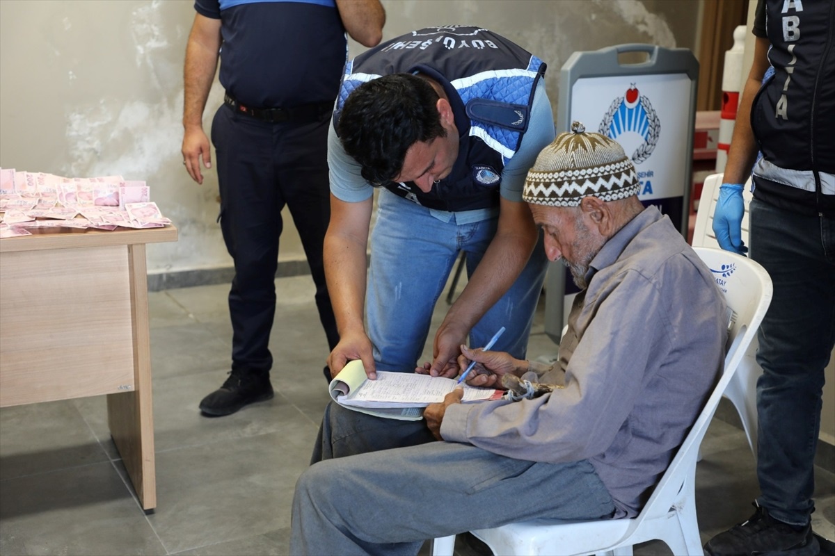 Hatay\'da Dilencilik Yapan Kişinin Üzerinden 19 Bin 765 TL Çıktı