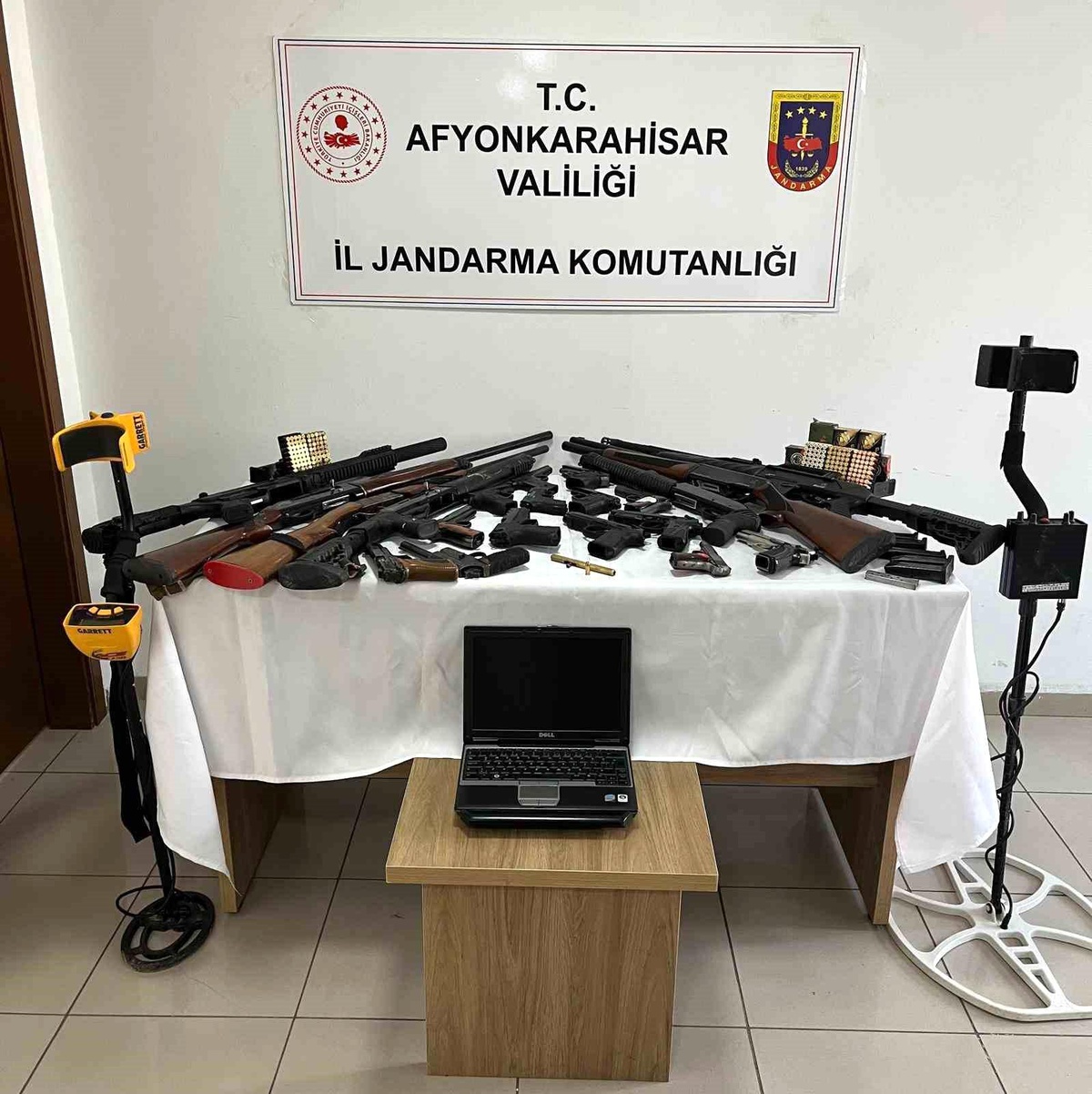 Afyonkarahisar\'da Suikast Tabancası ve 22 Ruhsatsız Silah Ele Geçirildi