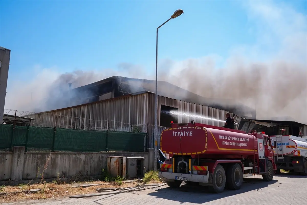 Manisa\'da Mobilya Fabrikasında Çıkan Yangın Kontrol Altına Alındı