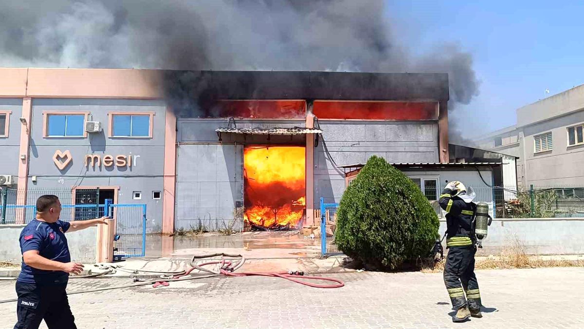 Manisa\'da Mobilya Fabrikasında Çıkan Yangın Kontrol Altına Alınamıyor