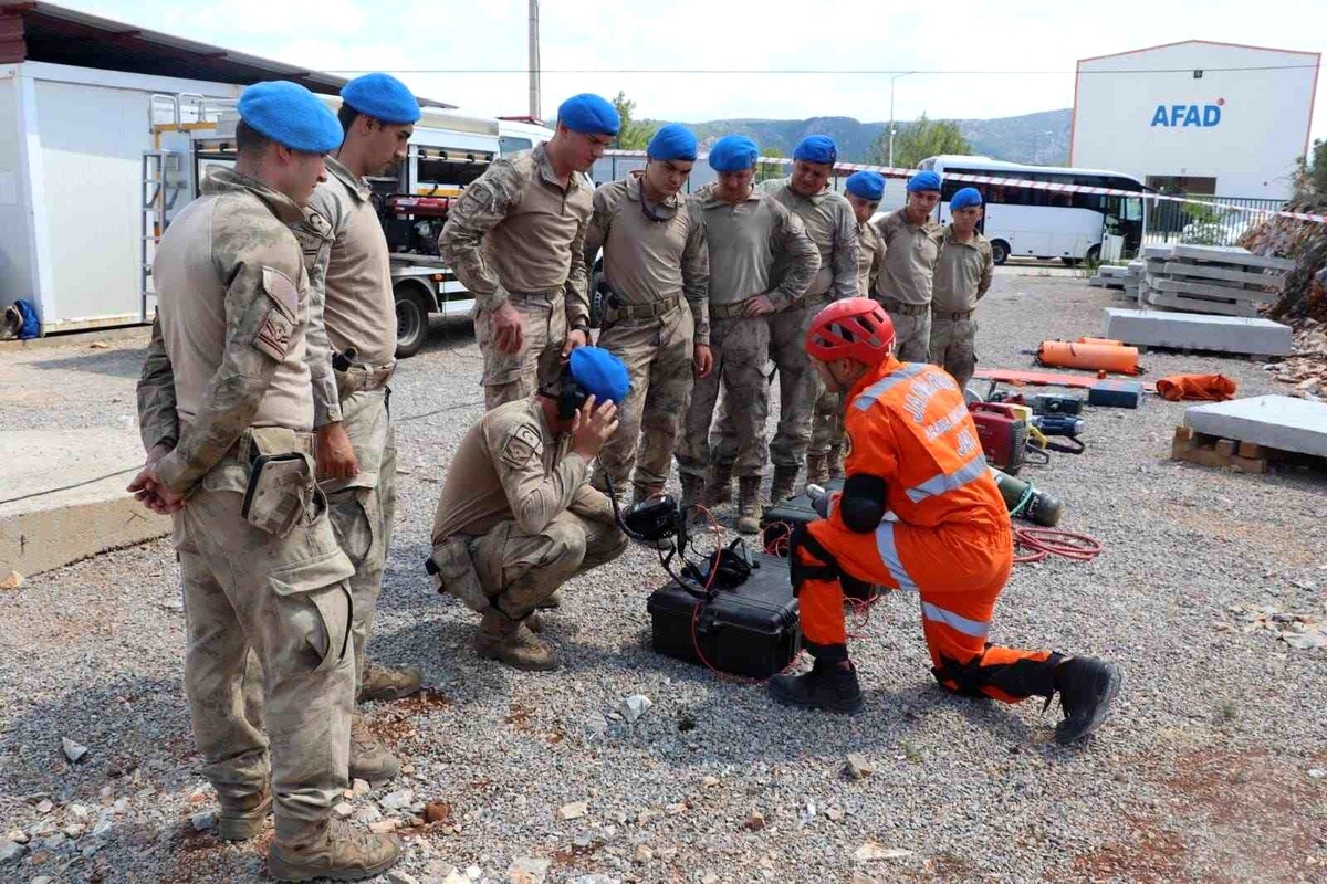 Muğla İl Jandarma Komutanlığı, personeline depremde arama kurtarma eğitimi verdi