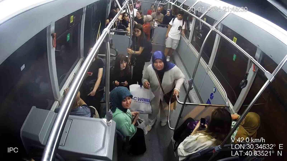 Otobüs Şoförü Fenalaşan Kadını Hastaneye Yetiştirdi