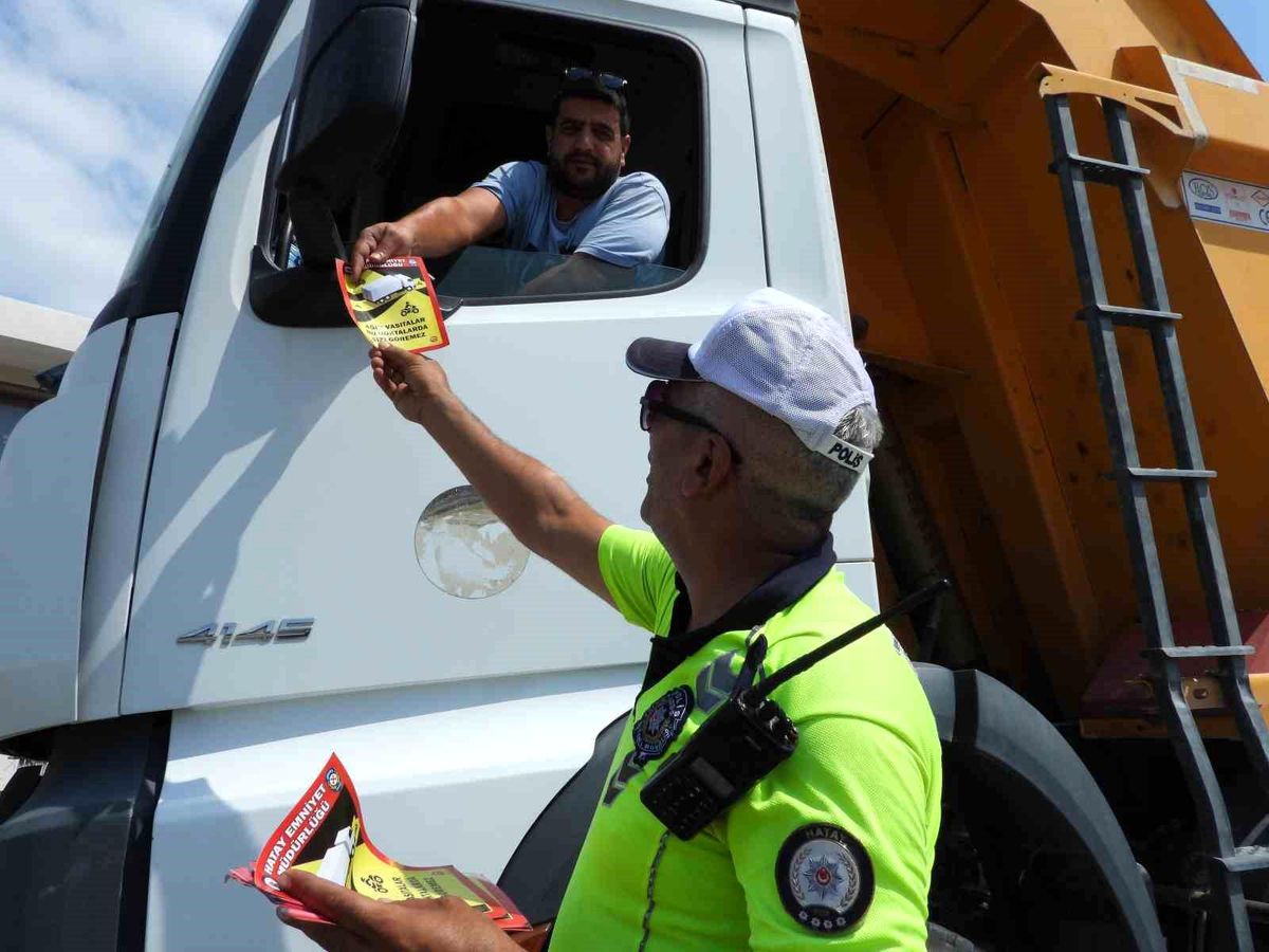 Samandağ\'da Trafik Polisleri Tır ve Motosiklet Sürücülerine Broşür Dağıttı