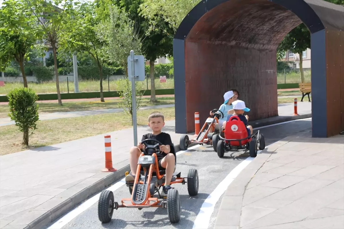 Serdivan Trafik Parkı\'nda Çocuklar Farklı Deneyimler Yaşıyor