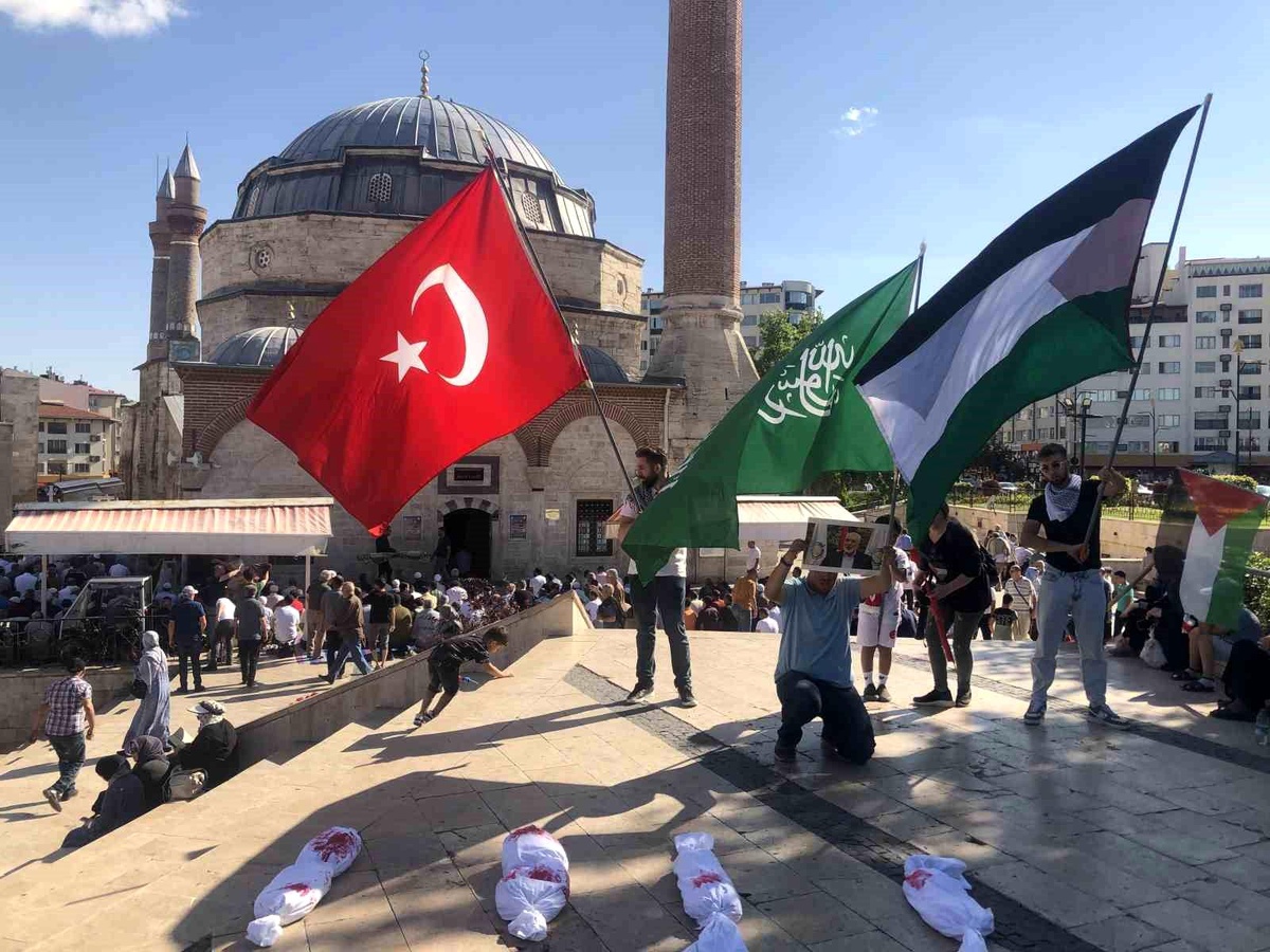 Hamas Lideri İsmail Haniye\'nin İran\'da düzenlenen saldırı sonucu öldürülmesinin ardından Sivas\'ta gıyabi cenaze namazı kılındı