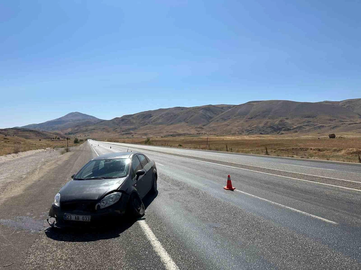 Malatya\'da Tekeri Patlayan Otomobil Su Tahliye Kanalına Düştü