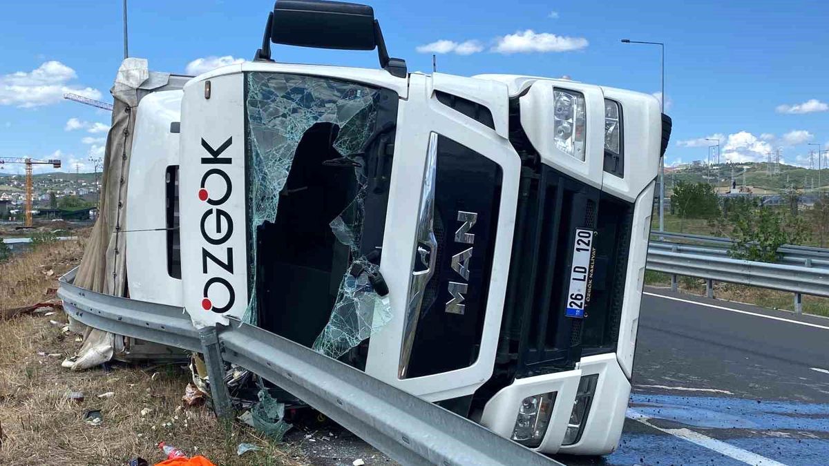 Kocaeli\'de Kağıt Rulo Yüklü Tır Yan Devrildi, Sürücü Yaralandı