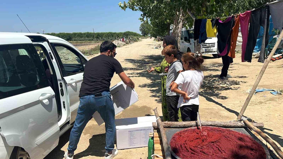 Yüreğir Belediyesi ve Kaymakamlığı, mevsimlik tarım işçisi kadınlara hijyen seti dağıttı