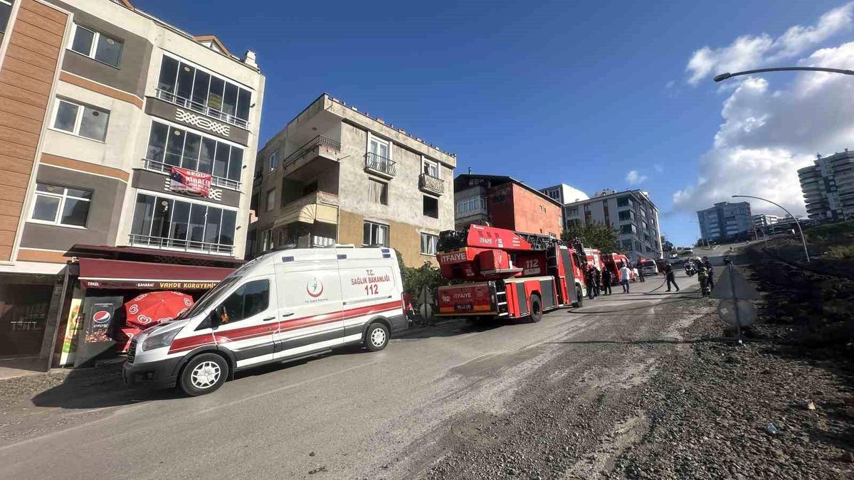 Samsun\'da 3 Katlı Binada Ufak Çaplı Yangın Çıktı