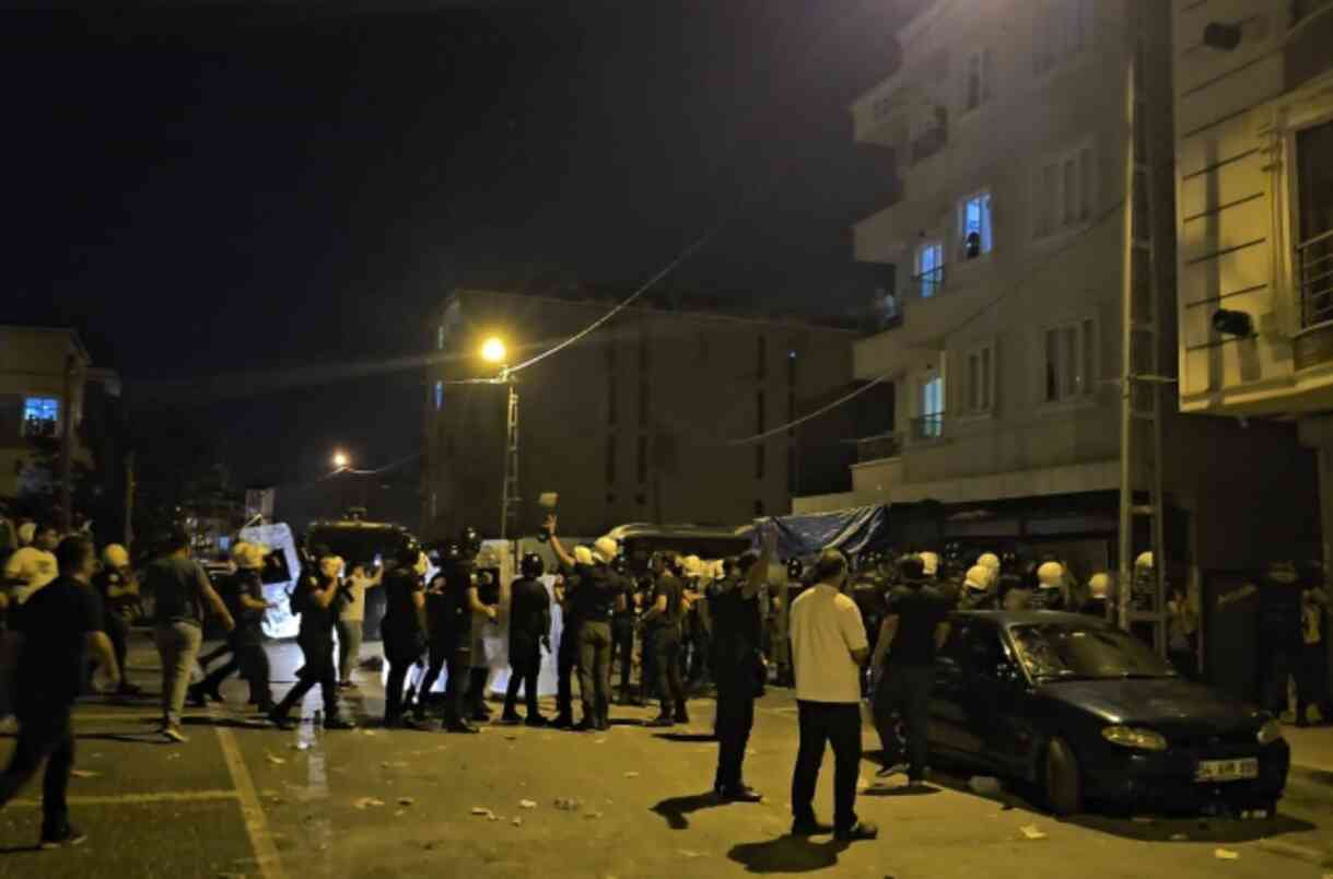 9 yaşındaki kıza taciz iddiası mahalleliyi ayaklandırdı! Şüpheli zırhlı araçla çıkarıldı