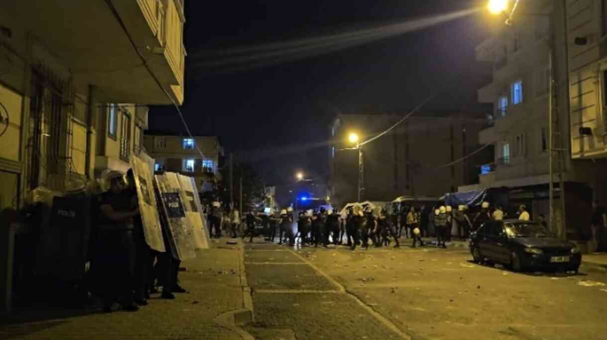 9 yaşındaki kıza taciz iddiası mahalleliyi ayaklandırdı! Şüpheli zırhlı araçla çıkarıldı