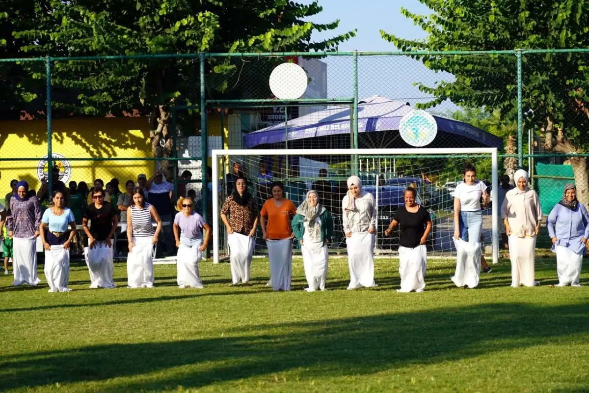 Erdemli\'de Ücretsiz Spor Kurslarına Katılan Çocuklara Forma ve Spor Malzemeleri Dağıtıldı