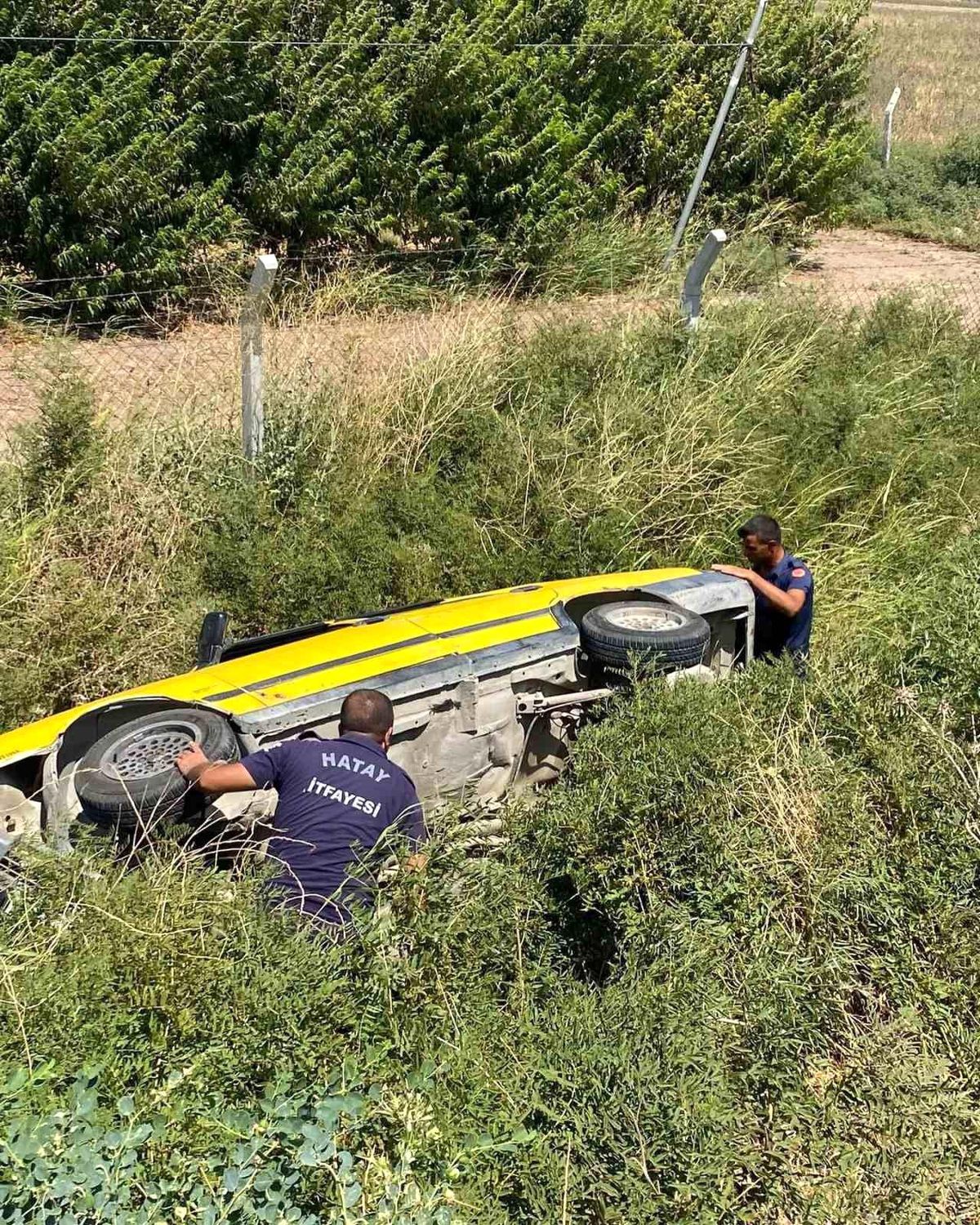 Hatay\'da dere yatağına devrilen otomobilin sürücüsü yaralandı