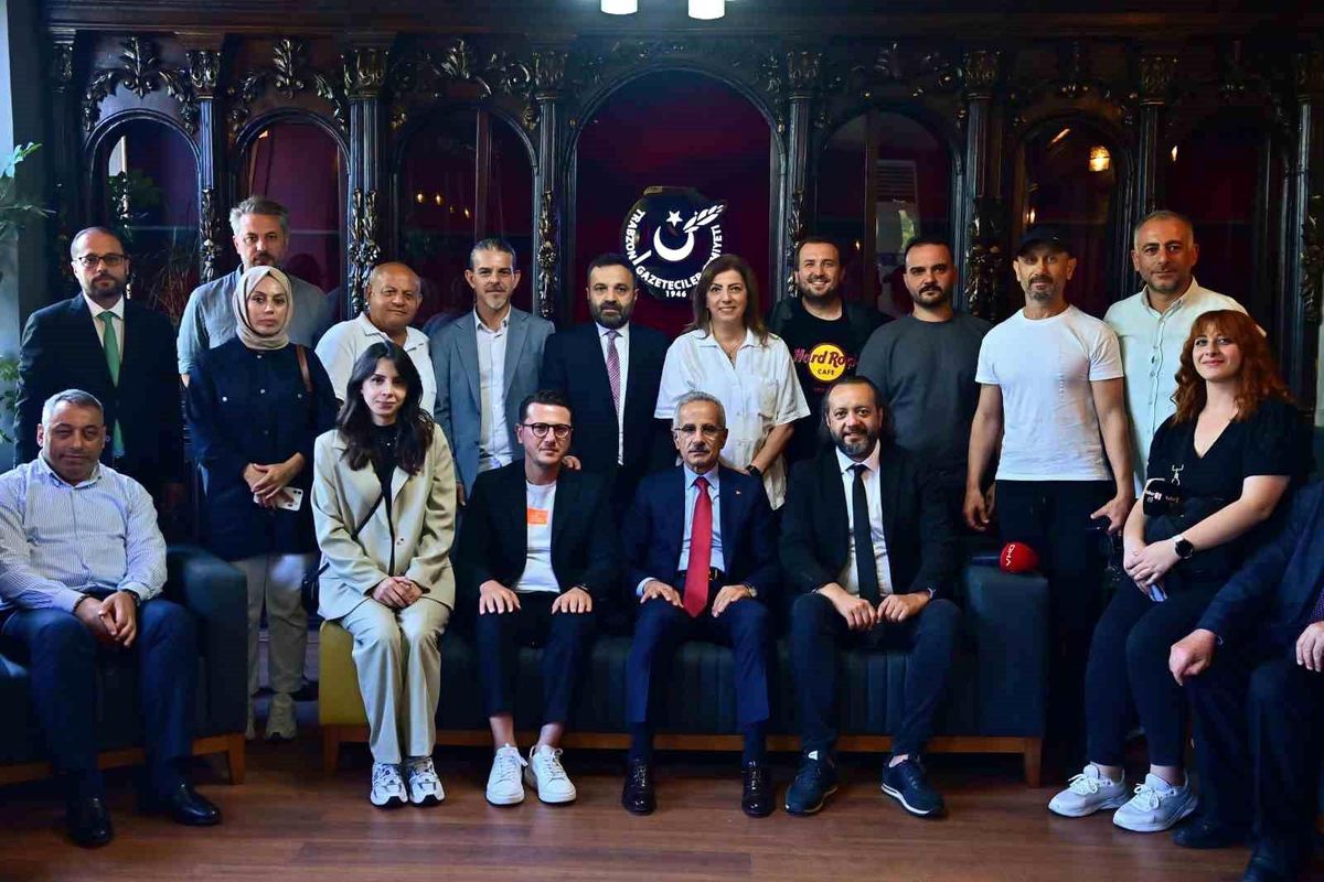 Ulaştırma Bakanı Trabzon\'a yeni bir havalimanı yapacaklarını açıkladı