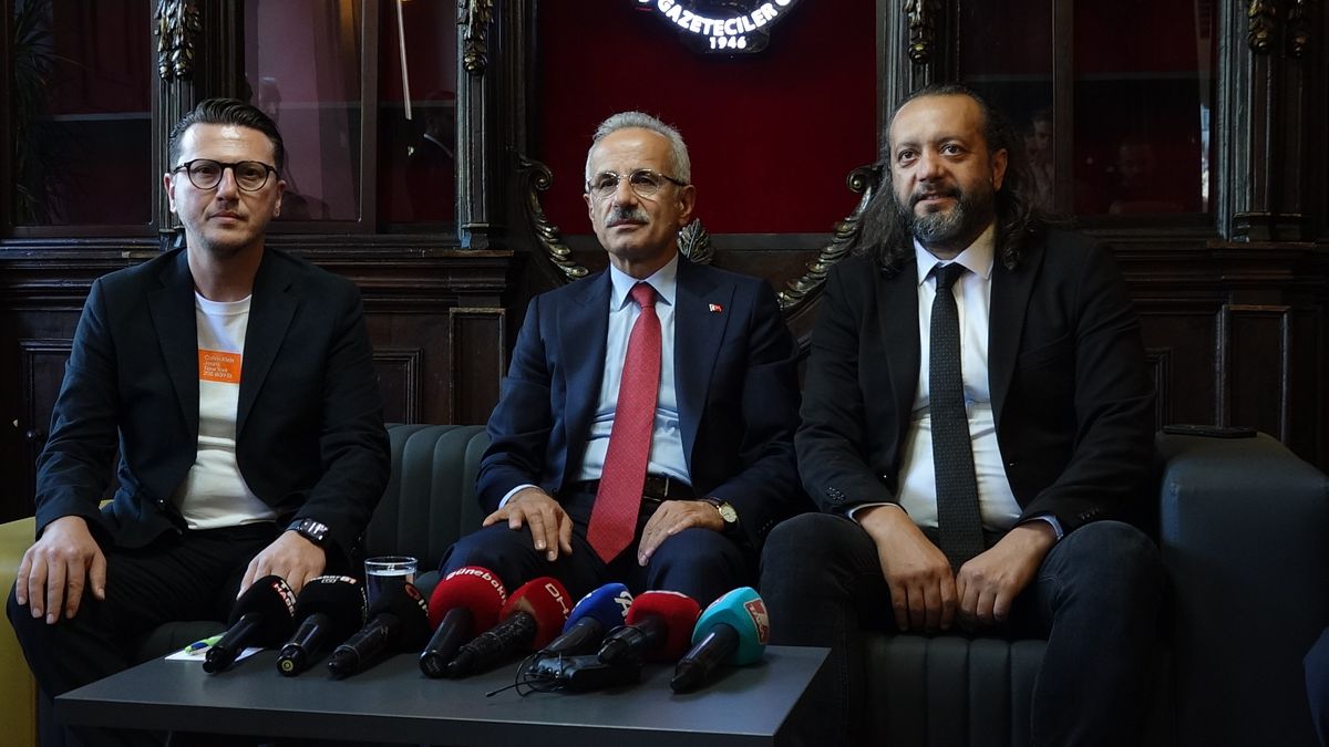 Ulaştırma ve Altyapı Bakanı Trabzon Gazeteciler Cemiyeti\'ni Ziyaret Etti