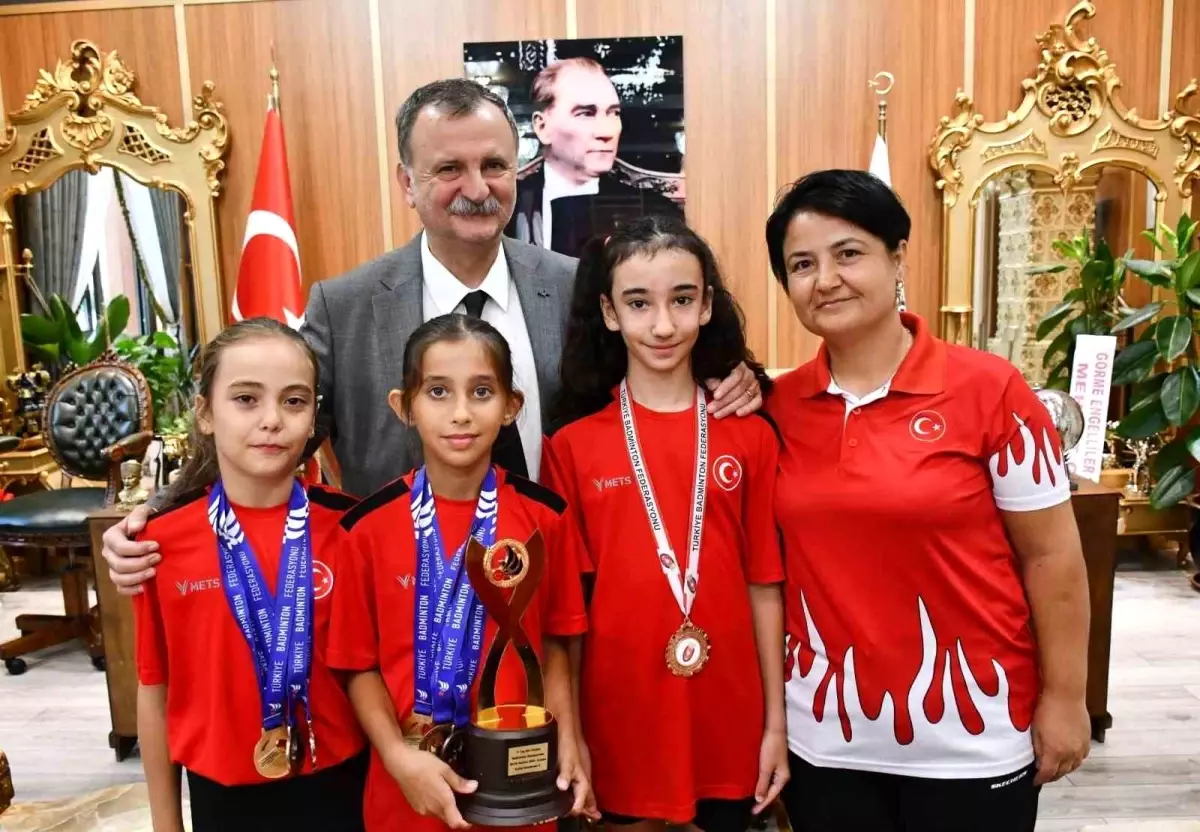 Yunusemre Belediyespor\'un judo ve badminton sporcuları ödüllendirildi