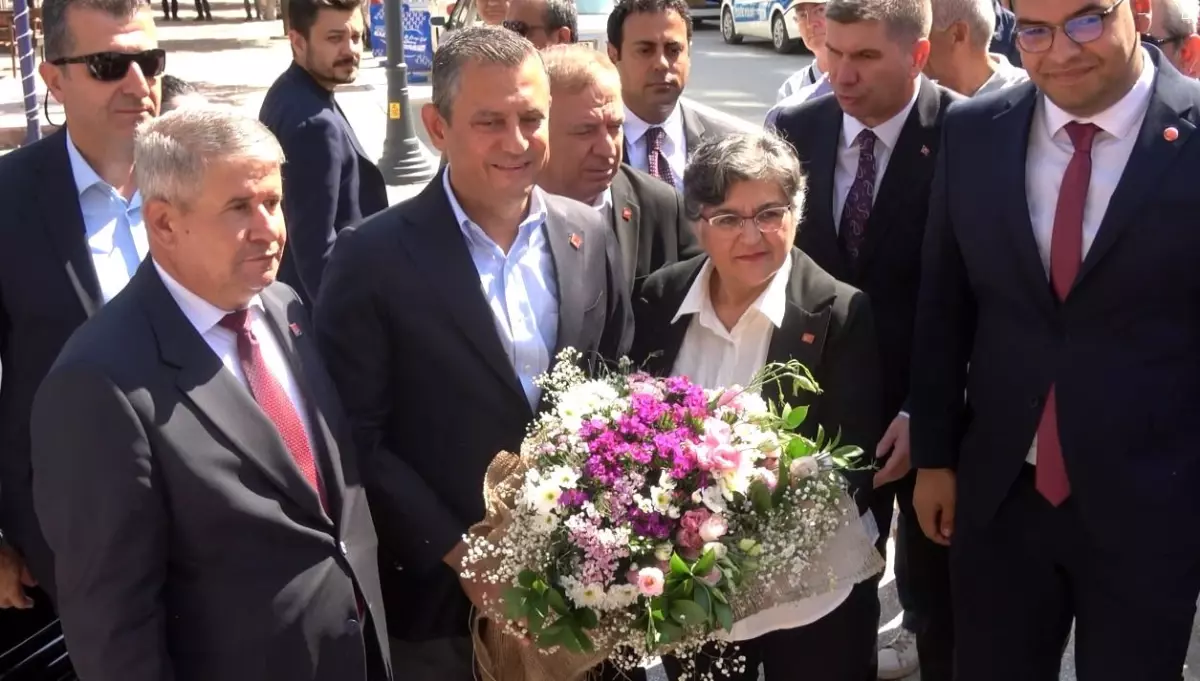 CHP Genel Başkanı Özgür Özel, 21 belediye başkanıyla Burdur\'da toplantı düzenledi