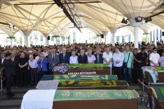 Eski bakanın oğlu tarafından öldürülen anneanne toprağa verildi