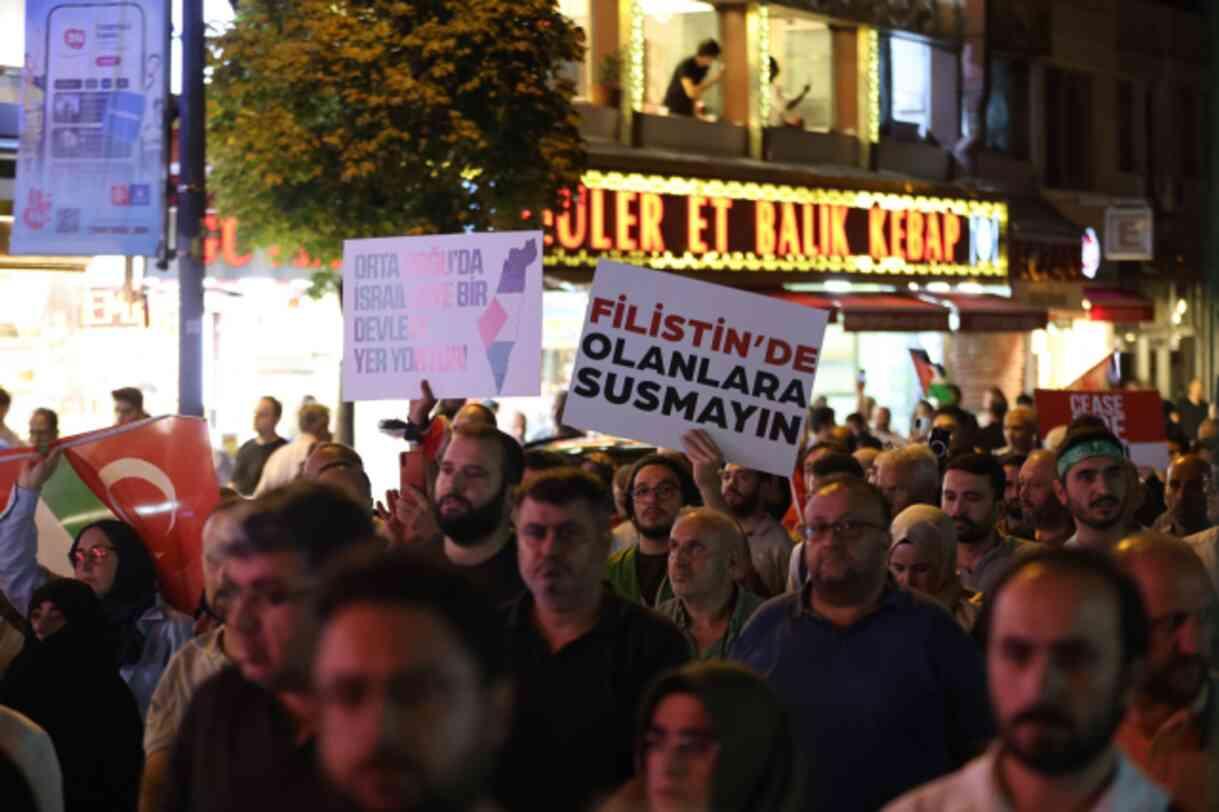 İstanbul'da on binlerce kişi Filistinli şehitler için yürüdü