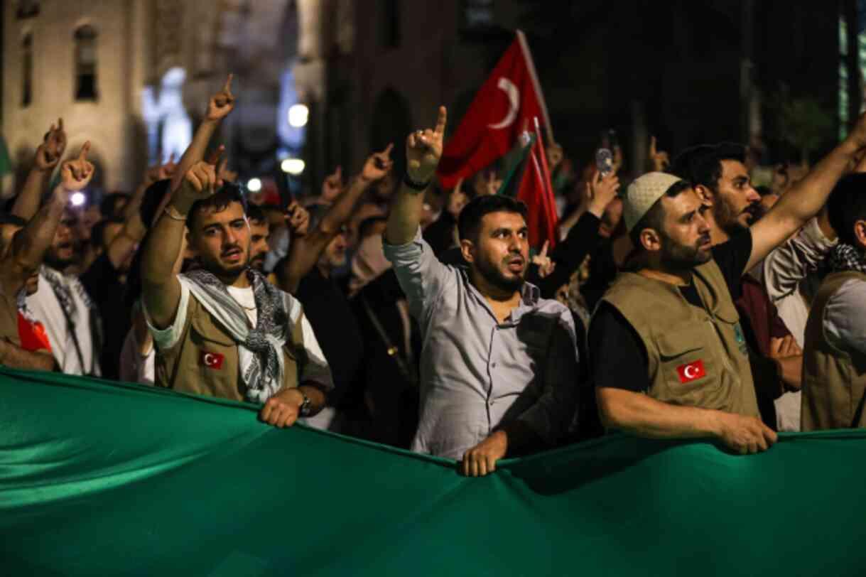 İstanbul'da on binlerce kişi Filistinli şehitler için yürüdü