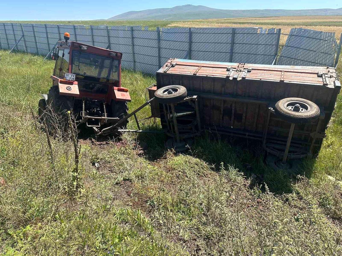 Kars\'ta Traktör Römorku Devrildi, 1 Kadın Yaralandı