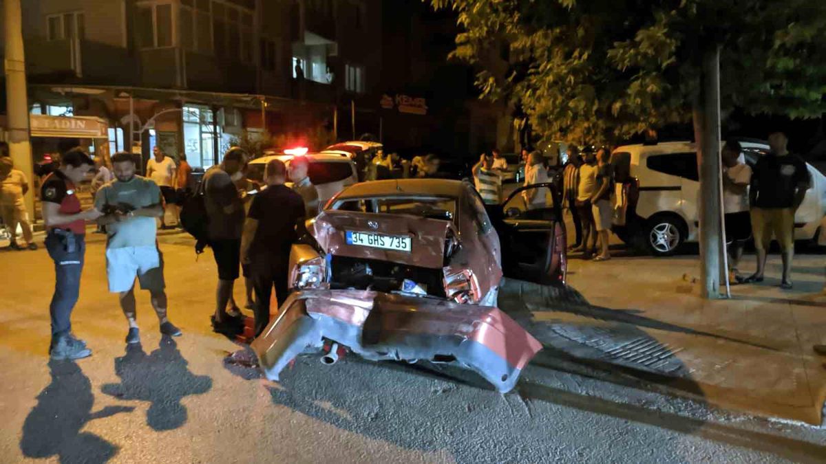 Keşan\'da trafik kazasında otomobile çarpan araç plakasını düşürdü