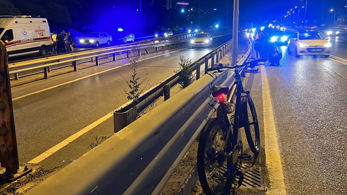 Gebze\'de Bisiklete Çarpan Motosikletin Sürücüsü Yaralandı