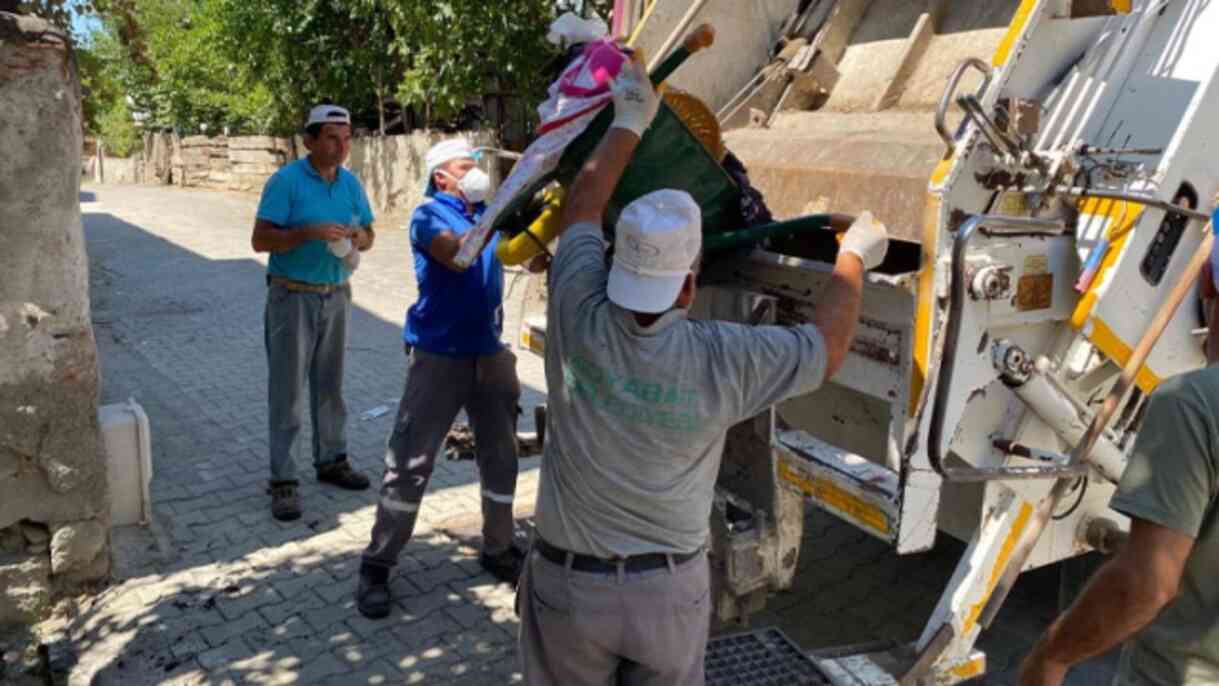 Kötü koku mahallelinin kabusu oldu! İhbar edilen evden 7 kamyon çöp çıkarıldı Kötü koku mahallelinin kabusu oldu! İhbar edilen evden 7 kamyon çöp çıkarıldı